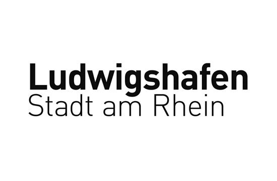 Der Schriftzug "Ludwigshafen Stadt am Rhein" ist in schwarzer Schrift auf weißem Hintergrund zu sehen.