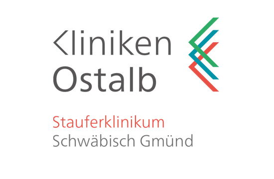 Logo der Kliniken Ostalb mit dem Schriftzug "Stauferklinikum Schwäbisch Gmünd" und einem abstrakten Design.