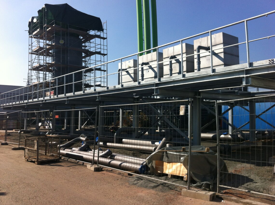 Montage Rückkühler und Speicher der Kälteanlage