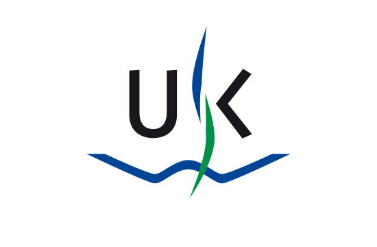 Das Bild zeigt ein stilisiertes Logo mit den Buchstaben "UK" und geschwungenen Linien in Blau und Grün.