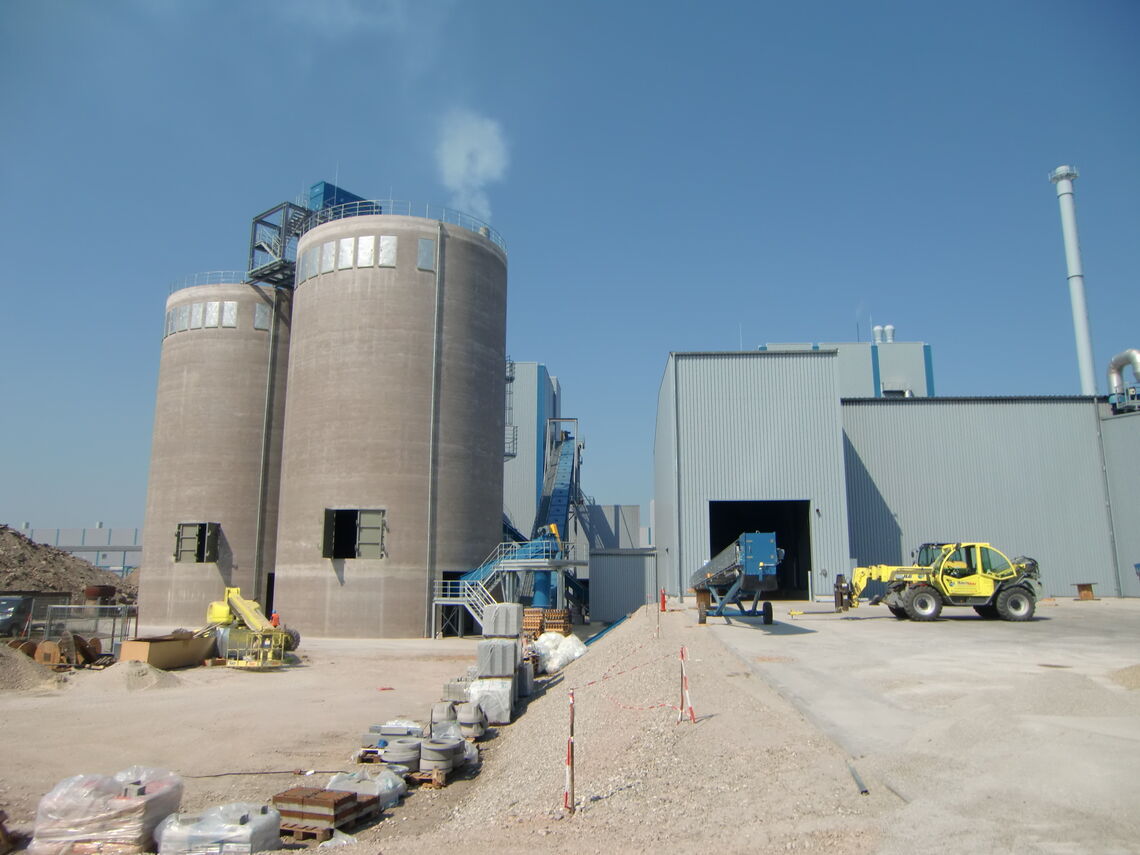 Ansicht von Süden auf Holz-Silos und Brennstoffannahme-Gebäude